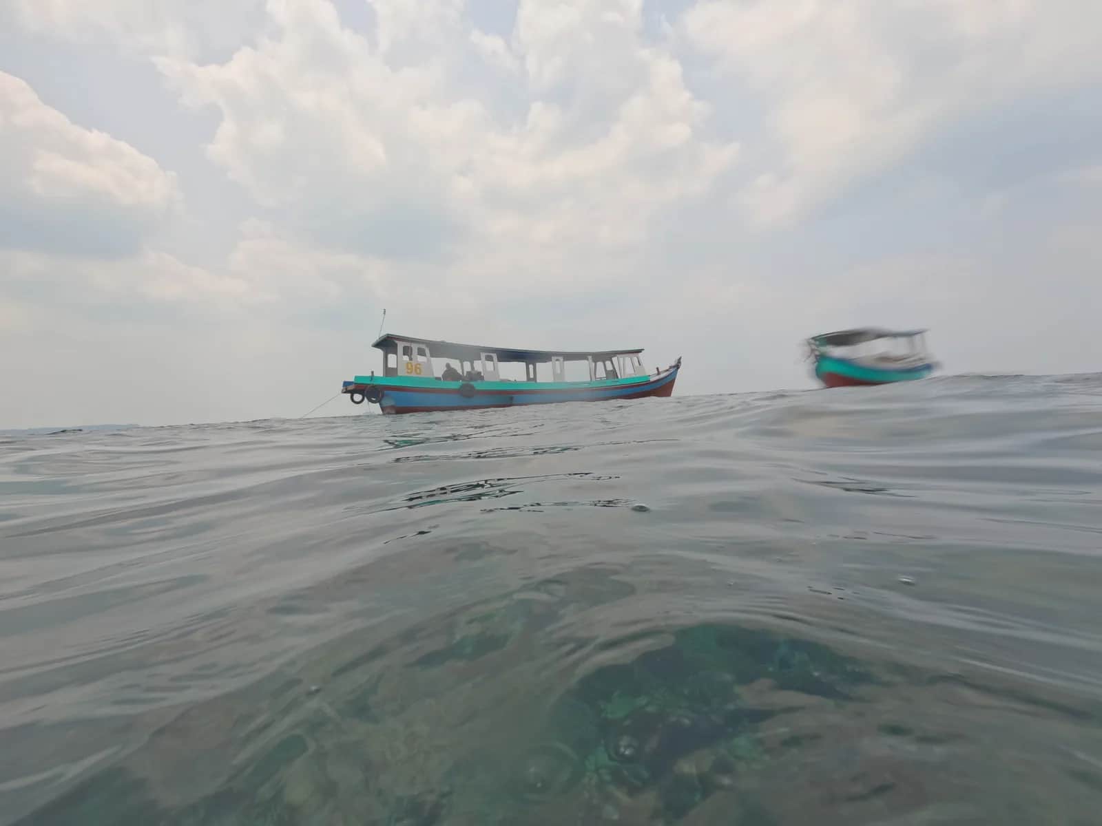 Deretan perahu kater warna-warni khas nelayan pesisir di Pantai Serdang Manggar Belitung Timur