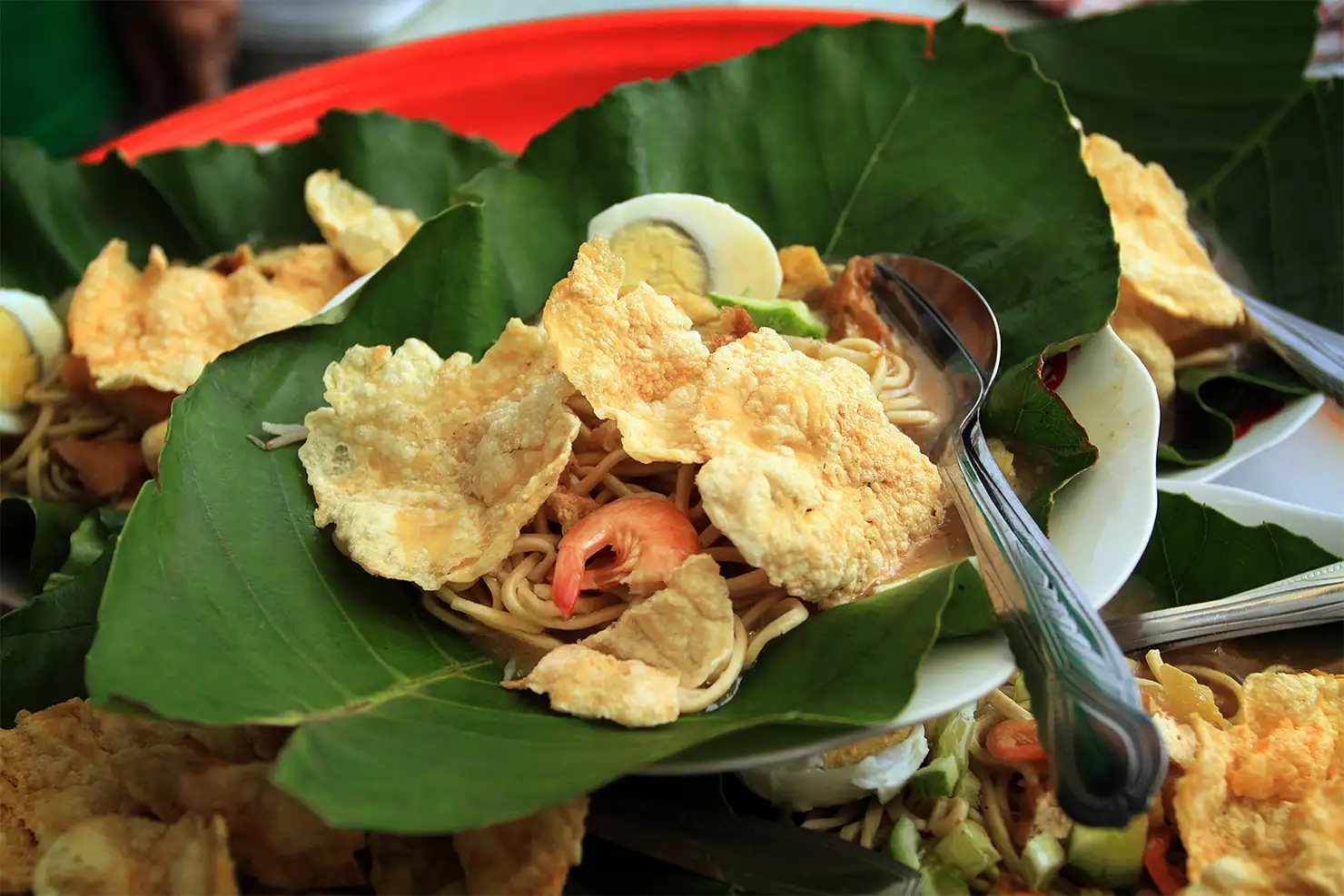 Semangkuk mie kuah udang kental dengan emping melinjo dan irisan tahu khas Belitung