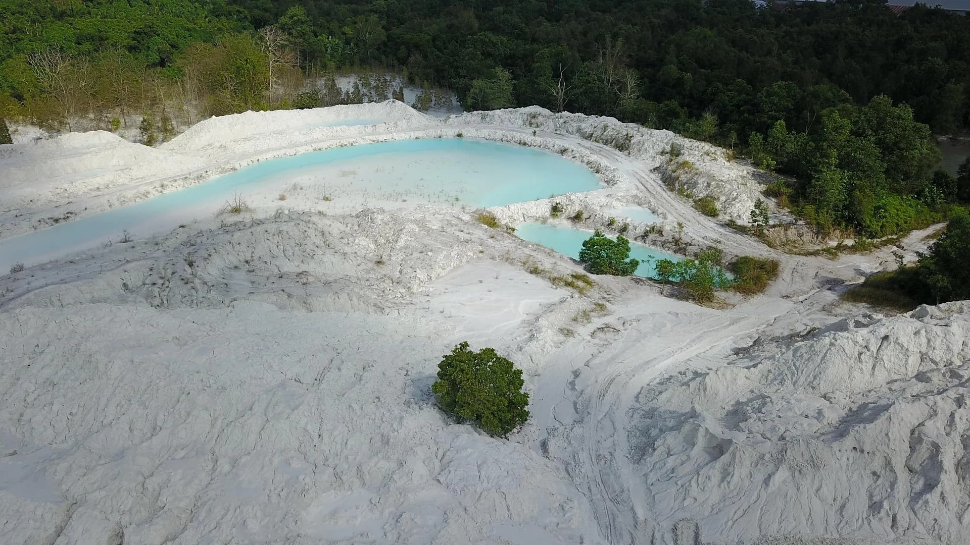 Danau Kaolin (Kawah Biru)