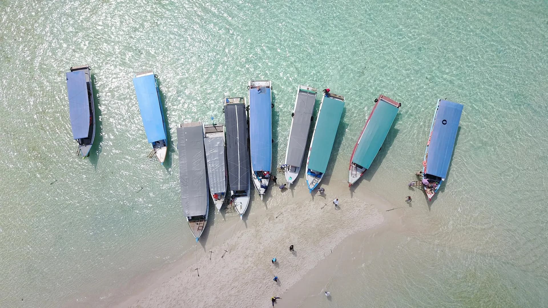 Pemandangan udara gugusan pulau dan laut toska Belitung