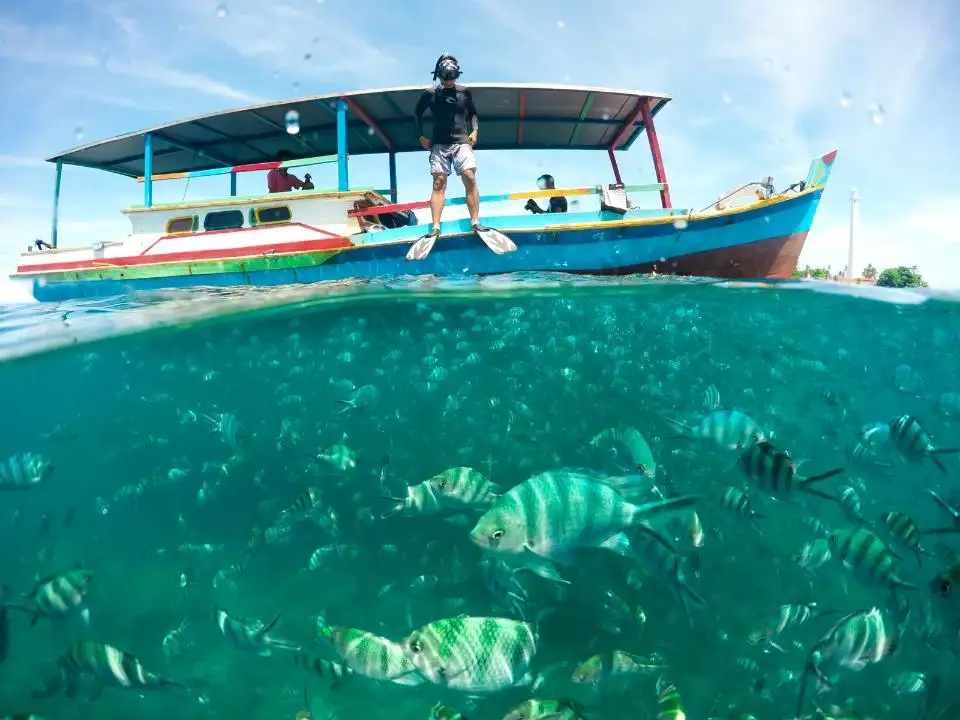 Pantai Serdang & Perahu Kater Warna-Warni