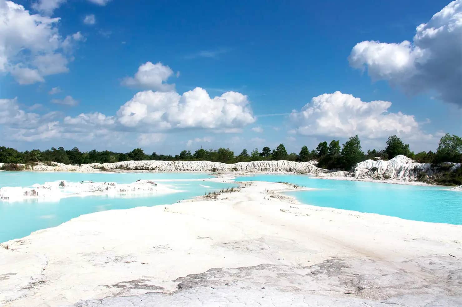 Solo traveler menikmati keindahan danau biru toska Danau Kaolin Belitung dengan tenang