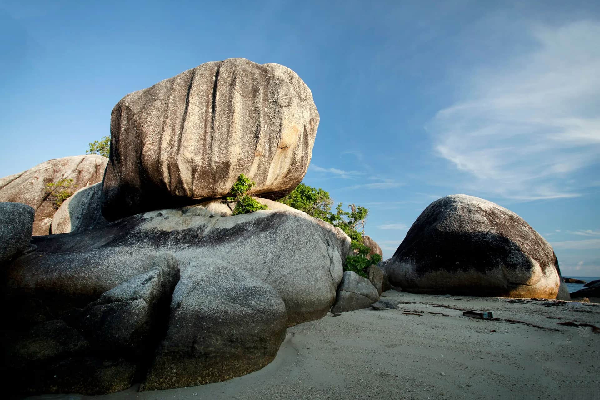 Pantai pasir putih berair tenang dan bebatuan granit kokoh di Pulau Belitung