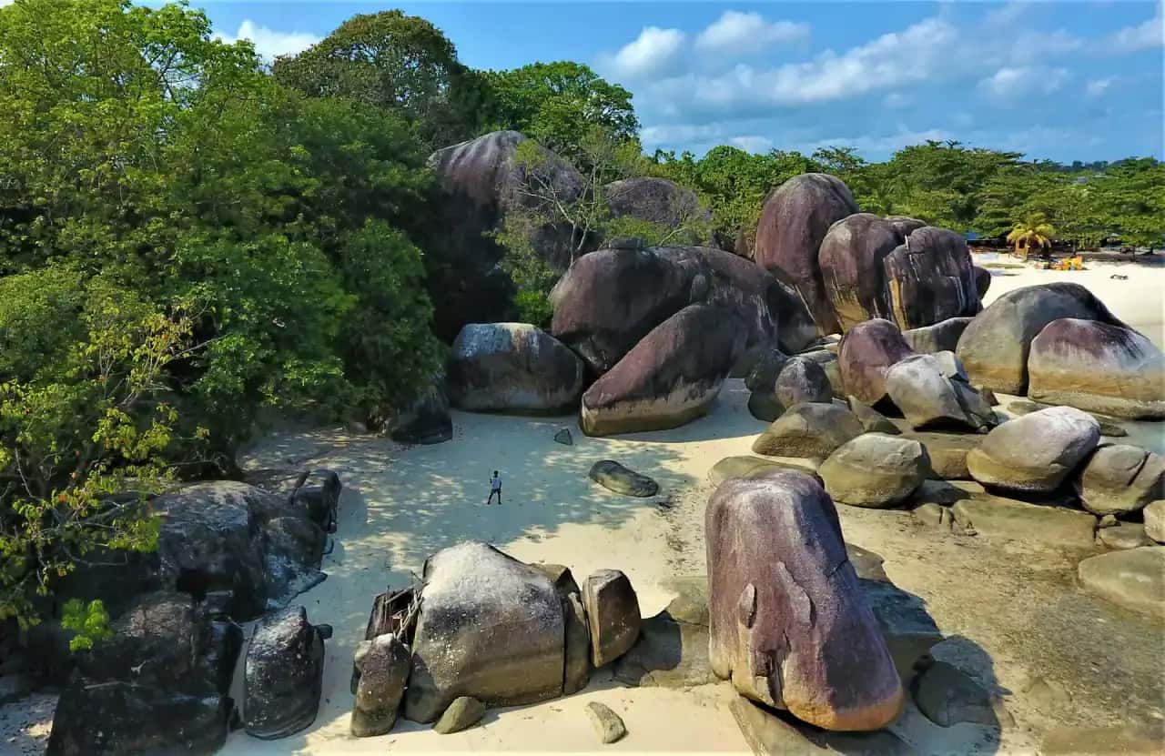 Panorama Gugusan Pulau Granit & Air Laut Toska Belitung