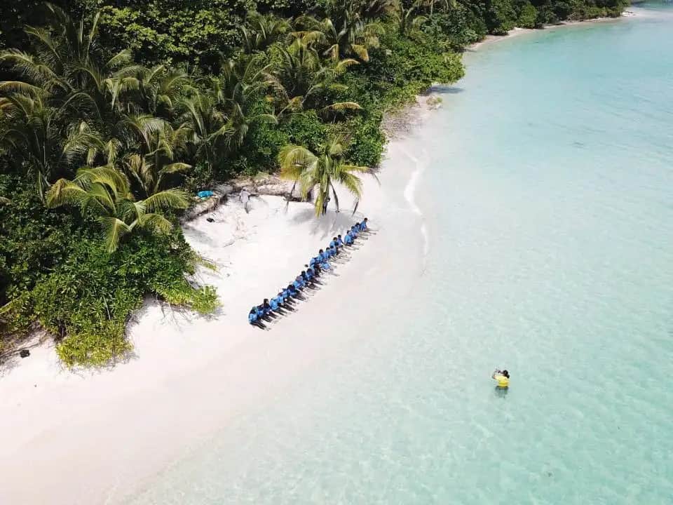 Pemandangan villa kayu eksotis di Pulau Leebong Belitung dengan latar laut biru jernih