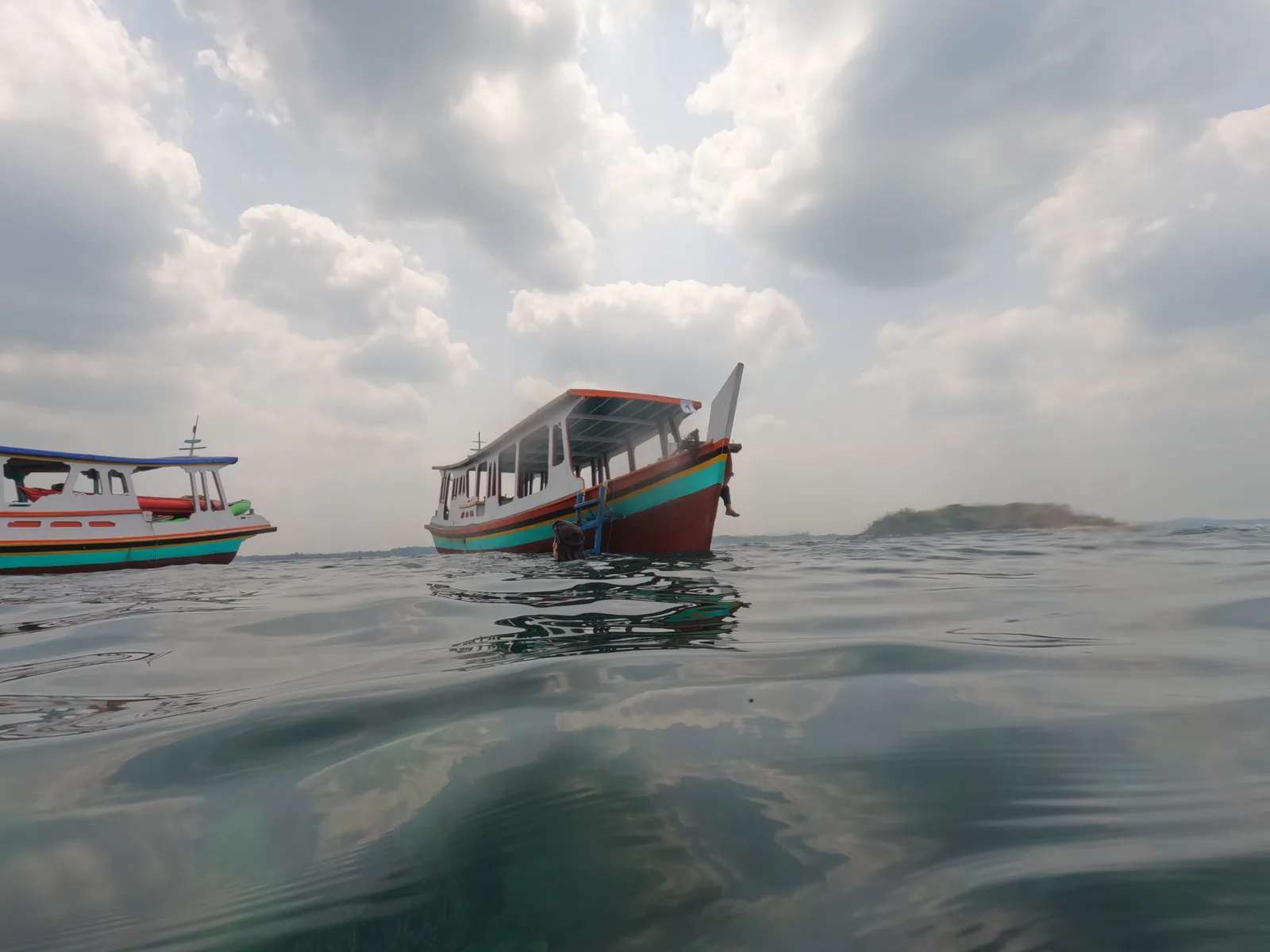 Kejernihan Air Laut Belitung Tanpa Gelombang Berbahaya
