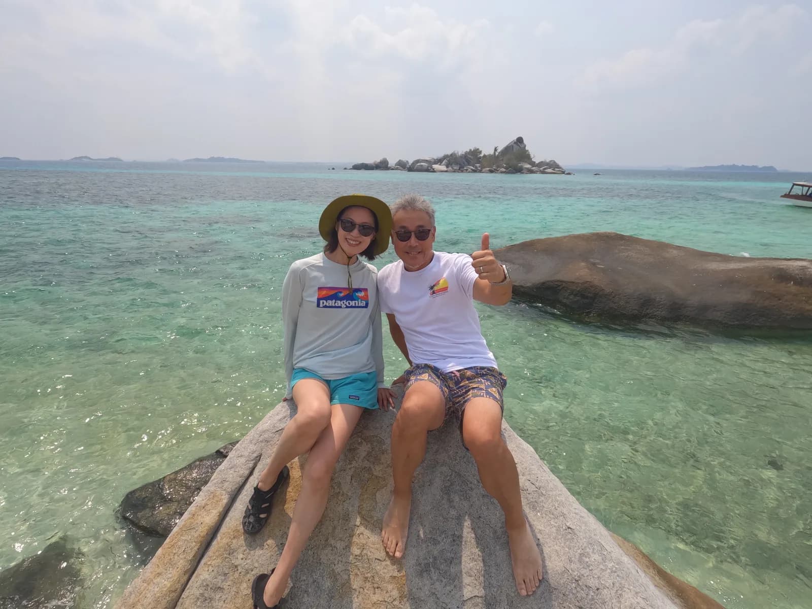 Eksplorasi Laut Toska & Goa Granit Kelayang Pasangan Wisatawan Jepang