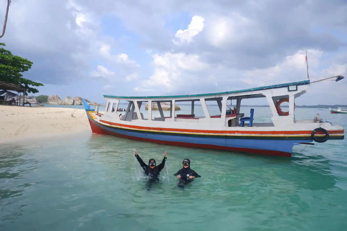 Suasana santai di pantai berpasir putih Belitung tanpa kerumunan orang